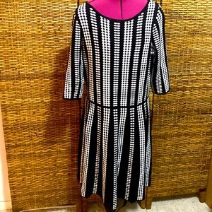 EUC Danny & Nicole Black/White Print scoop neck 3/4 sleeve sweater dress 1x